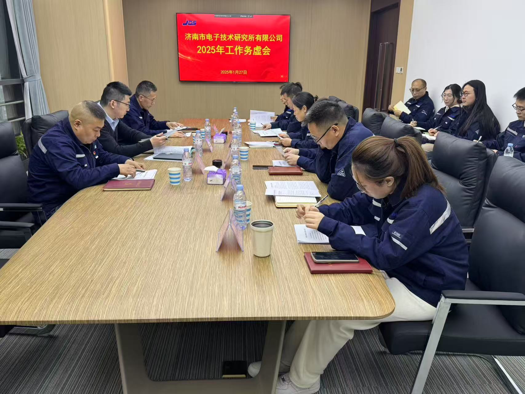 1738911859656454.jpg 务虚会群体照片.jpg